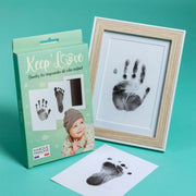 Image du pack Wood Keep'Love comprenant un cadre photo pour afficher les empreintes de bébé, ainsi qu'un kit d'empreintes.