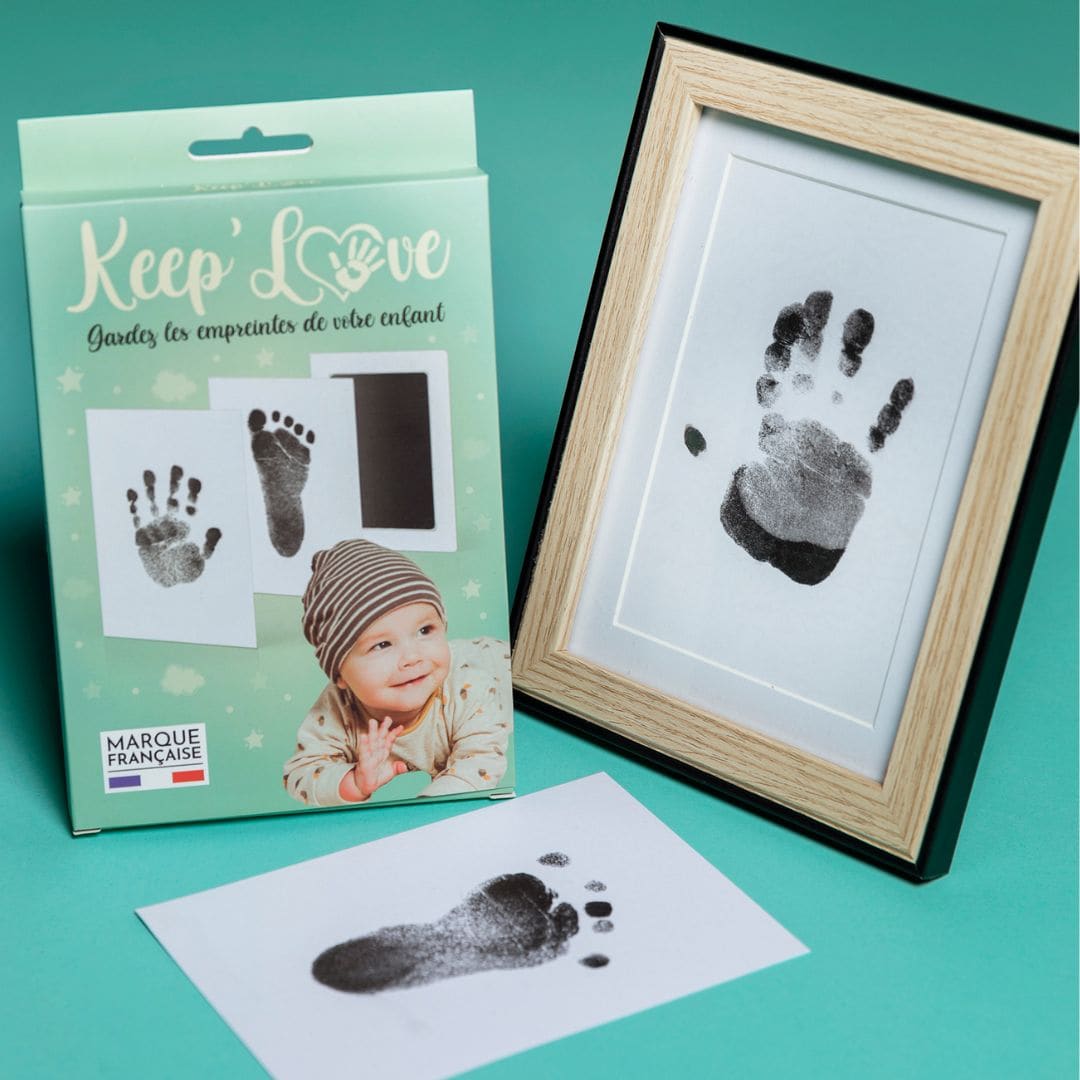 Image du cadre photo WOOD CHIC affichant les empreintes de bébé.