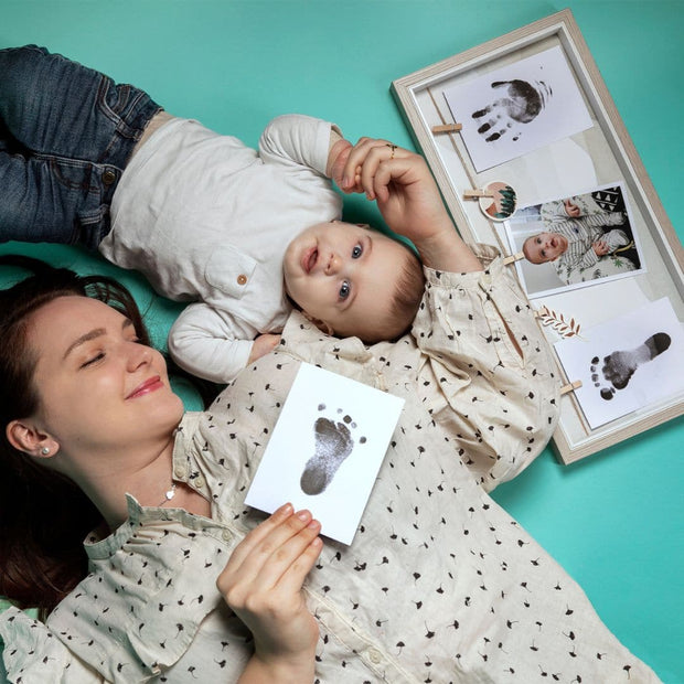 Image du cadre photo TRIO LOVE affichant les empreintes de bébé et la photo du bébé.