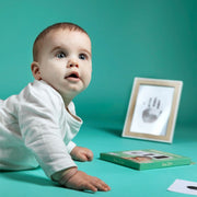 Image du pack Wood Keep'Love comprenant un cadre photo pour afficher les empreintes de bébé, ainsi qu'un kit d'empreintes.