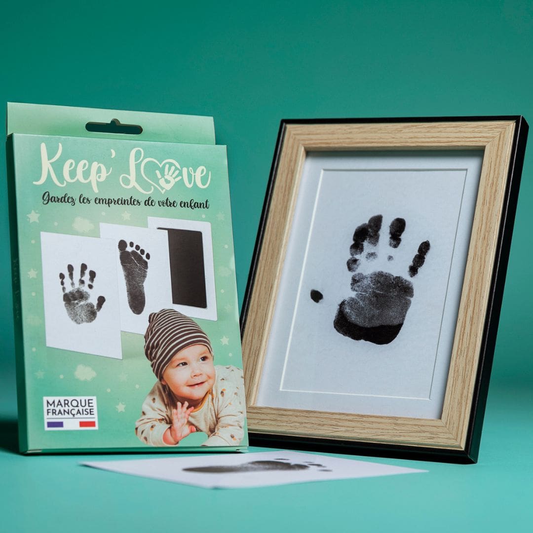 Image du cadre photo WOOD CHIC affichant les empreintes de bébé.