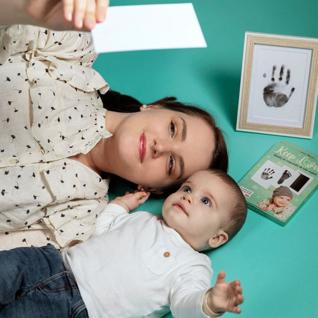 Image du pack Wood Keep'Love comprenant un cadre photo pour afficher les empreintes de bébé, ainsi qu'un kit d'empreintes.